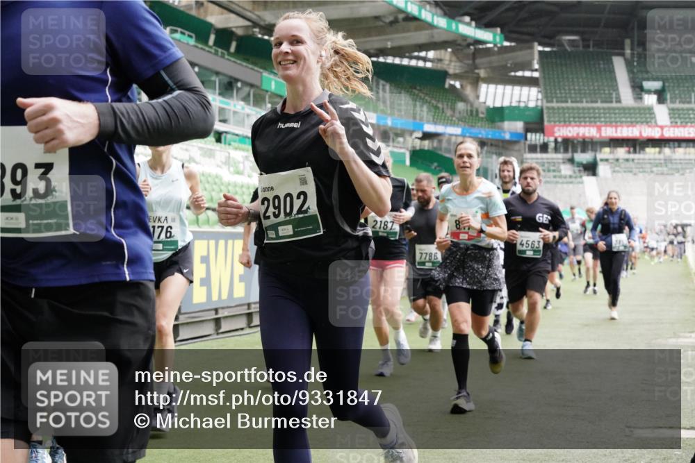 05.10.2025 - 20. swb-Marathon Bremen Michael Burmester http://msf.ph/oto/9331847 05.10.2025 13:05:39 Laufen im Stadion 190, 199, 406, 459, 520, 611, 678, 804, 817, 858, 924, 1147, 1154, 1228, 1404, 1410, 1455, 1480, 1545, 1610, 1702, 1840, 1867, 1990, 2058, 2187, 2190, 2198, 2199, 2285, 2422, 2437, 2604, 2671, 2698, 2748, 2785, 2902, 2935, 3008, 3025, 3049, 3317, 3368, 3378, 3380, 3445, 3450, 3479, 3799, 3809, 3837, 3853, 4055, 4207, 4326, 4332, 4376, 4563, 4641, 4643, 4665, 4676, 4766, 4831, 4855, 4892, 4904, 4983, 5166, 5176, 5362, 5382, 5614, 5824, 5904, 5945, 6283 meine-sportfotos.de