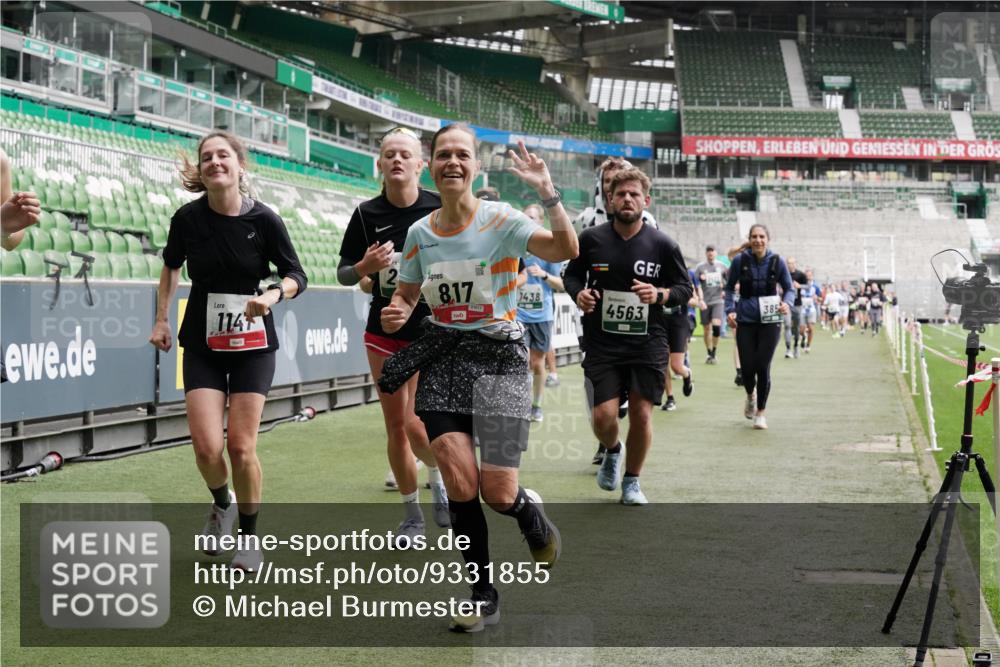 05.10.2025 - 20. swb-Marathon Bremen Michael Burmester http://msf.ph/oto/9331855 05.10.2025 13:05:39 Laufen im Stadion 190, 199, 406, 459, 520, 611, 678, 804, 817, 858, 924, 1147, 1154, 1228, 1404, 1410, 1455, 1480, 1545, 1610, 1702, 1840, 1867, 1990, 2058, 2187, 2190, 2198, 2199, 2285, 2422, 2437, 2604, 2671, 2698, 2748, 2785, 2902, 2935, 3008, 3025, 3049, 3317, 3368, 3378, 3380, 3445, 3450, 3479, 3799, 3809, 3837, 3853, 4055, 4207, 4326, 4332, 4376, 4563, 4641, 4643, 4665, 4676, 4766, 4831, 4855, 4892, 4904, 4983, 5166, 5176, 5362, 5382, 5614, 5824, 5904, 5945, 6283 meine-sportfotos.de