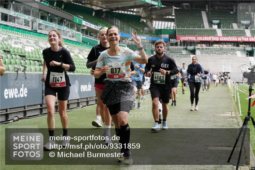 05.10.2025 - 20. swb-Marathon Bremen Michael Burmester http://msf.ph/oto/9331859 05.10.2025 13:05:40 Laufen im Stadion 190, 199, 406, 459, 520, 611, 678, 804, 817, 858, 924, 1023, 1147, 1154, 1228, 1283, 1404, 1410, 1455, 1480, 1545, 1610, 1702, 1840, 1867, 1990, 2058, 2187, 2190, 2198, 2199, 2285, 2422, 2437, 2604, 2671, 2698, 2748, 2785, 2902, 2935, 3025, 3049, 3317, 3368, 3378, 3380, 3445, 3450, 3479, 3799, 3809, 3837, 3853, 4055, 4207, 4326, 4332, 4376, 4563, 4641, 4643, 4665, 4676, 4766, 4831, 4855, 4892, 4904, 4983, 5166, 5176, 5362, 5382, 5614, 5824, 5904, 5945, 6283 meine-sportfotos.de