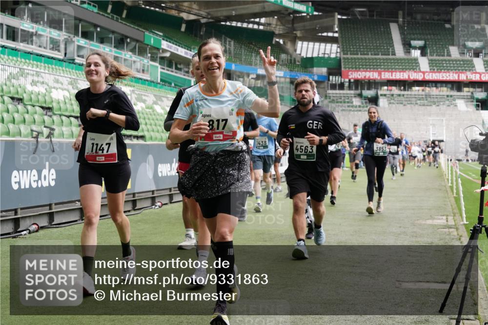 05.10.2025 - 20. swb-Marathon Bremen Michael Burmester http://msf.ph/oto/9331863 05.10.2025 13:05:40 Laufen im Stadion 190, 199, 406, 459, 520, 611, 678, 804, 817, 858, 924, 1023, 1147, 1154, 1228, 1283, 1404, 1410, 1455, 1480, 1545, 1610, 1702, 1840, 1867, 1990, 2058, 2187, 2190, 2198, 2199, 2285, 2422, 2437, 2604, 2671, 2698, 2748, 2785, 2902, 2935, 3025, 3049, 3317, 3368, 3378, 3380, 3445, 3450, 3479, 3799, 3809, 3837, 3853, 4055, 4207, 4326, 4332, 4376, 4563, 4641, 4643, 4665, 4676, 4766, 4831, 4855, 4892, 4904, 4983, 5166, 5176, 5362, 5382, 5614, 5824, 5904, 5945, 6283 meine-sportfotos.de