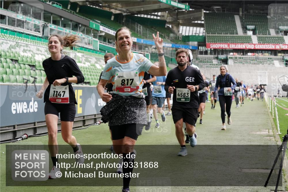 05.10.2025 - 20. swb-Marathon Bremen Michael Burmester http://msf.ph/oto/9331868 05.10.2025 13:05:40 Laufen im Stadion 190, 199, 406, 459, 520, 611, 678, 804, 817, 858, 924, 1023, 1147, 1154, 1228, 1283, 1404, 1410, 1455, 1480, 1545, 1610, 1702, 1840, 1867, 1990, 2058, 2187, 2190, 2198, 2199, 2285, 2422, 2437, 2604, 2671, 2698, 2748, 2785, 2902, 2935, 3025, 3049, 3317, 3368, 3378, 3380, 3445, 3450, 3479, 3799, 3809, 3837, 3853, 4055, 4207, 4326, 4332, 4376, 4563, 4641, 4643, 4665, 4676, 4766, 4831, 4855, 4892, 4904, 4983, 5166, 5176, 5362, 5382, 5614, 5824, 5904, 5945, 6283 meine-sportfotos.de