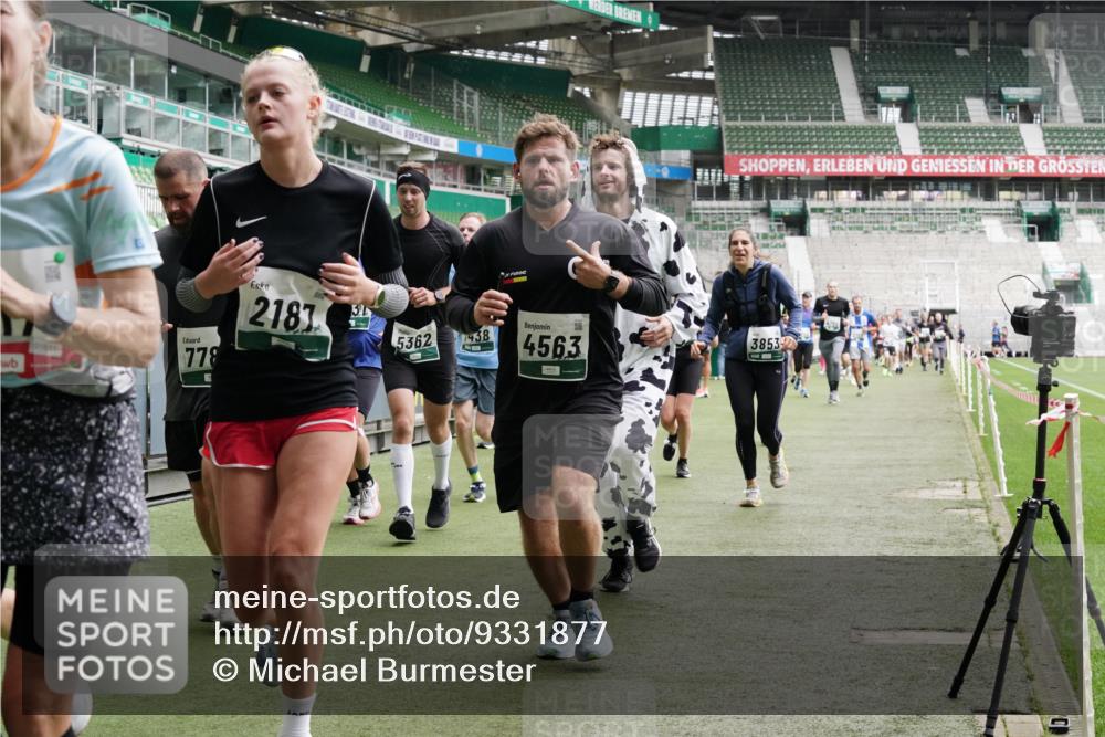 05.10.2025 - 20. swb-Marathon Bremen Michael Burmester http://msf.ph/oto/9331877 05.10.2025 13:05:41 Laufen im Stadion 190, 199, 406, 459, 520, 611, 678, 804, 817, 858, 924, 1023, 1147, 1154, 1228, 1283, 1404, 1410, 1455, 1480, 1545, 1610, 1702, 1840, 1867, 1990, 2058, 2187, 2190, 2198, 2199, 2285, 2422, 2437, 2604, 2671, 2698, 2748, 2785, 2902, 2919, 2935, 3025, 3049, 3317, 3368, 3378, 3380, 3450, 3479, 3799, 3809, 3837, 3853, 4055, 4207, 4326, 4332, 4376, 4563, 4641, 4643, 4665, 4676, 4766, 4831, 4855, 4892, 4904, 4983, 5166, 5176, 5362, 5382, 5614, 5824, 5904, 5945, 6283 meine-sportfotos.de