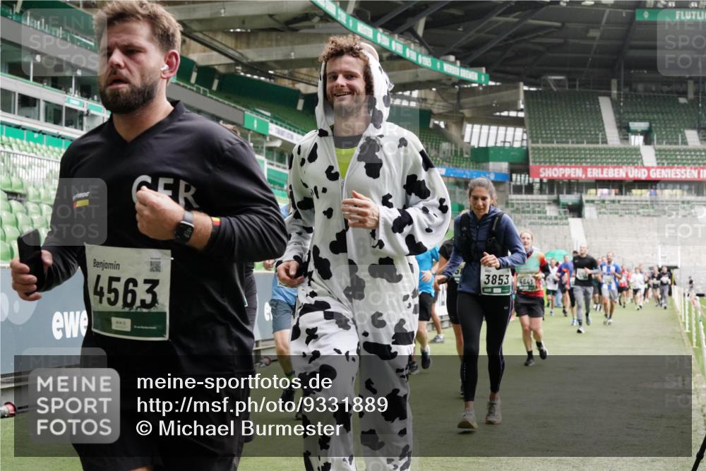 05.10.2025 - 20. swb-Marathon Bremen Michael Burmester http://msf.ph/oto/9331889 05.10.2025 13:05:42 Laufen im Stadion 190, 199, 406, 459, 520, 611, 678, 804, 817, 858, 924, 1023, 1147, 1154, 1228, 1283, 1404, 1410, 1455, 1480, 1545, 1610, 1702, 1840, 1867, 1990, 2058, 2187, 2190, 2198, 2199, 2285, 2422, 2437, 2604, 2671, 2698, 2748, 2785, 2902, 2919, 2935, 3025, 3049, 3317, 3368, 3378, 3380, 3450, 3479, 3799, 3809, 3837, 3853, 4055, 4207, 4326, 4332, 4376, 4563, 4641, 4643, 4665, 4676, 4766, 4831, 4855, 4892, 4904, 4983, 5166, 5176, 5362, 5382, 5614, 5693, 5824, 5904, 5945, 6283 meine-sportfotos.de