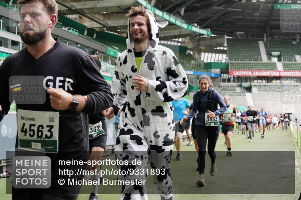 05.10.2025 - 20. swb-Marathon Bremen Michael Burmester http://msf.ph/oto/9331893 05.10.2025 13:05:42 Laufen im Stadion 190, 199, 406, 459, 520, 611, 678, 804, 817, 858, 924, 1023, 1147, 1154, 1228, 1283, 1404, 1410, 1455, 1480, 1545, 1610, 1702, 1840, 1867, 1990, 2058, 2187, 2190, 2198, 2199, 2285, 2422, 2437, 2604, 2671, 2698, 2748, 2785, 2902, 2919, 2935, 3025, 3049, 3317, 3368, 3378, 3380, 3450, 3479, 3799, 3809, 3837, 3853, 4055, 4207, 4326, 4332, 4376, 4563, 4641, 4643, 4665, 4676, 4766, 4831, 4855, 4892, 4904, 4983, 5166, 5176, 5362, 5382, 5614, 5693, 5824, 5904, 5945, 6283 meine-sportfotos.de