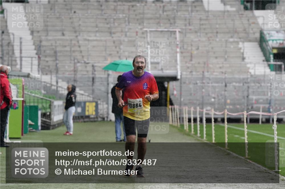 05.10.2025 - 20. swb-Marathon Bremen Michael Burmester http://msf.ph/oto/9332487 05.10.2025 14:56:07 Laufen im Stadion  meine-sportfotos.de