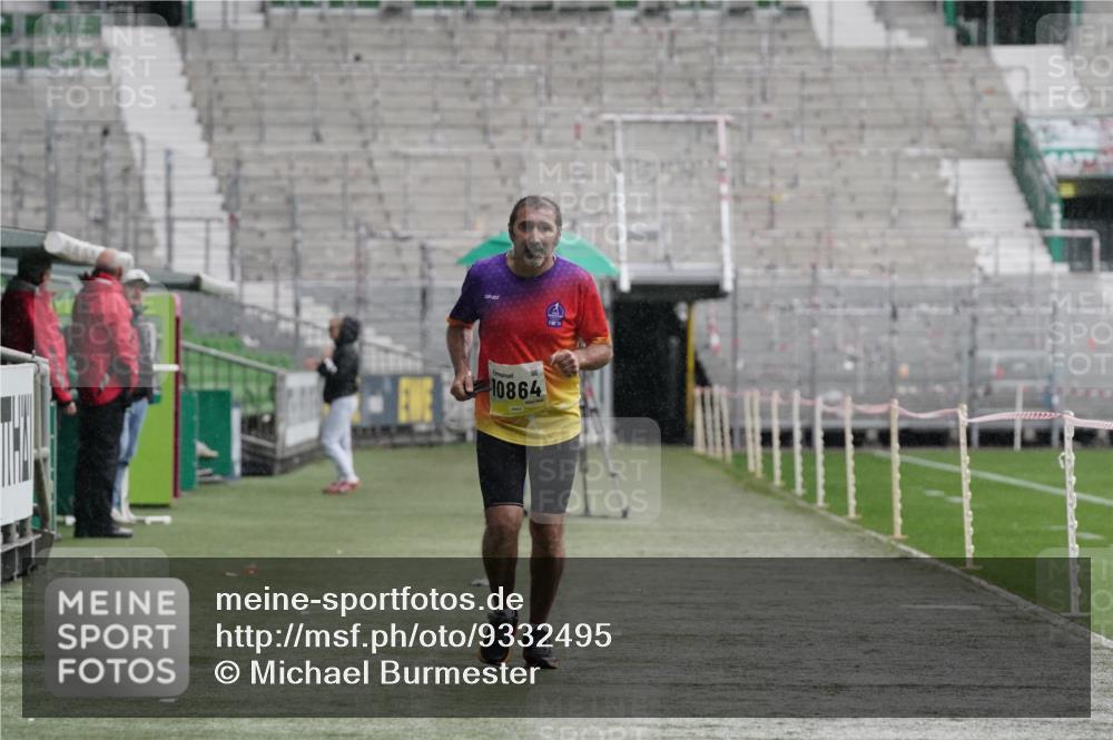 05.10.2025 - 20. swb-Marathon Bremen Michael Burmester http://msf.ph/oto/9332495 05.10.2025 14:56:09 Laufen im Stadion  meine-sportfotos.de