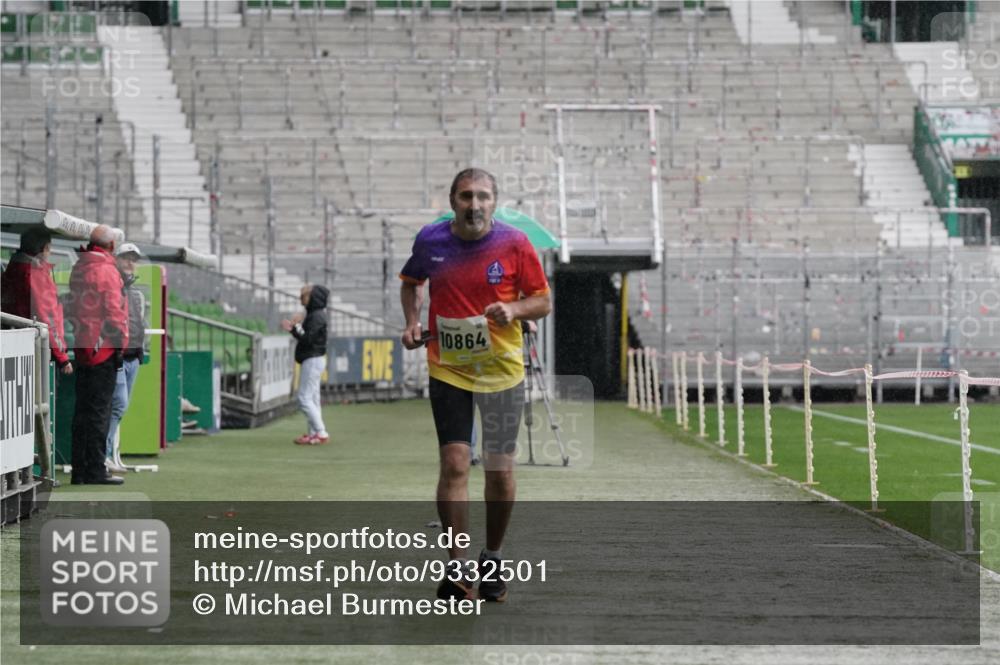 05.10.2025 - 20. swb-Marathon Bremen Michael Burmester http://msf.ph/oto/9332501 05.10.2025 14:56:09 Laufen im Stadion  meine-sportfotos.de