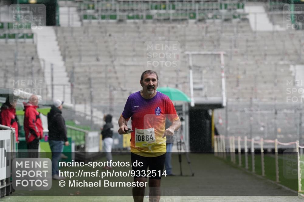 05.10.2025 - 20. swb-Marathon Bremen Michael Burmester http://msf.ph/oto/9332514 05.10.2025 14:56:10 Laufen im Stadion  meine-sportfotos.de