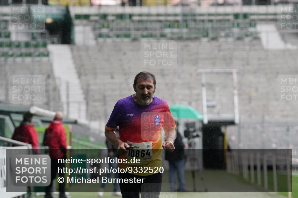 05.10.2025 - 20. swb-Marathon Bremen Michael Burmester http://msf.ph/oto/9332520 05.10.2025 14:56:13 Laufen im Stadion  meine-sportfotos.de