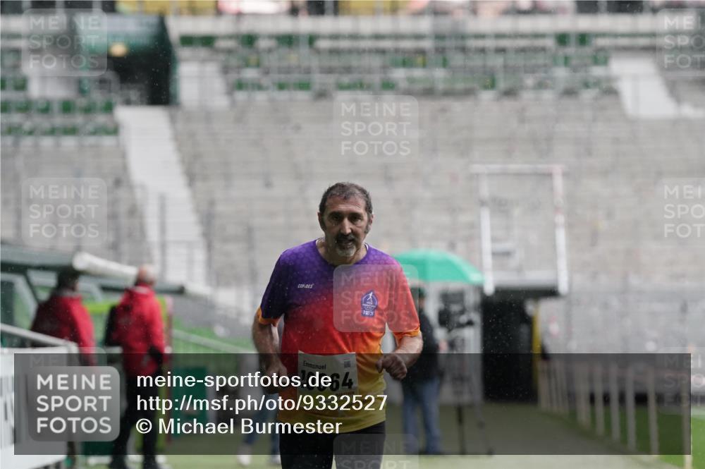 05.10.2025 - 20. swb-Marathon Bremen Michael Burmester http://msf.ph/oto/9332527 05.10.2025 14:56:13 Laufen im Stadion  meine-sportfotos.de