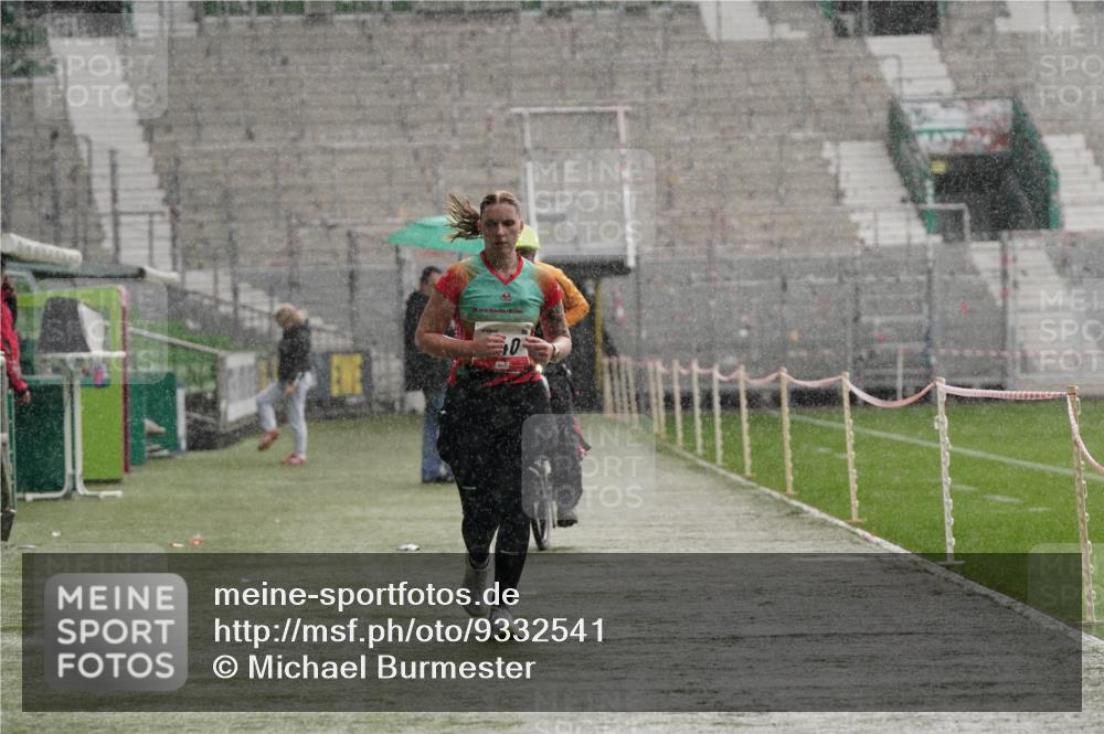 05.10.2025 - 20. swb-Marathon Bremen Michael Burmester http://msf.ph/oto/9332541 05.10.2025 14:57:05 Laufen im Stadion  meine-sportfotos.de