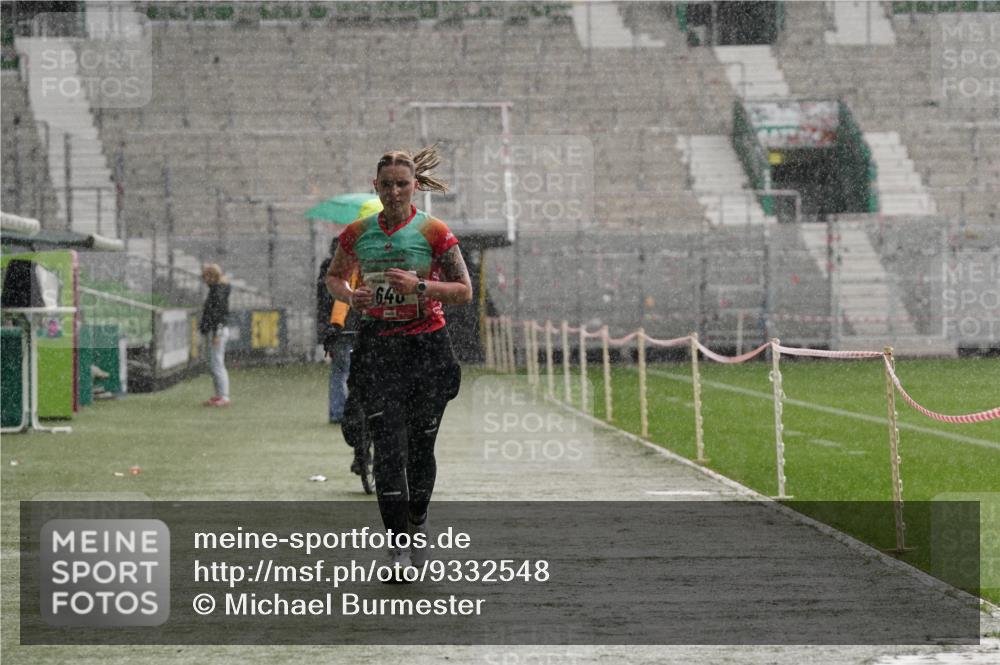 05.10.2025 - 20. swb-Marathon Bremen Michael Burmester http://msf.ph/oto/9332548 05.10.2025 14:57:06 Laufen im Stadion  meine-sportfotos.de