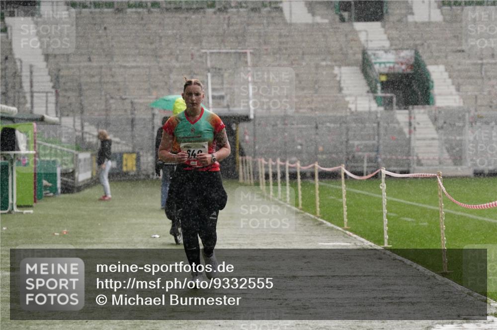 05.10.2025 - 20. swb-Marathon Bremen Michael Burmester http://msf.ph/oto/9332555 05.10.2025 14:57:07 Laufen im Stadion  meine-sportfotos.de