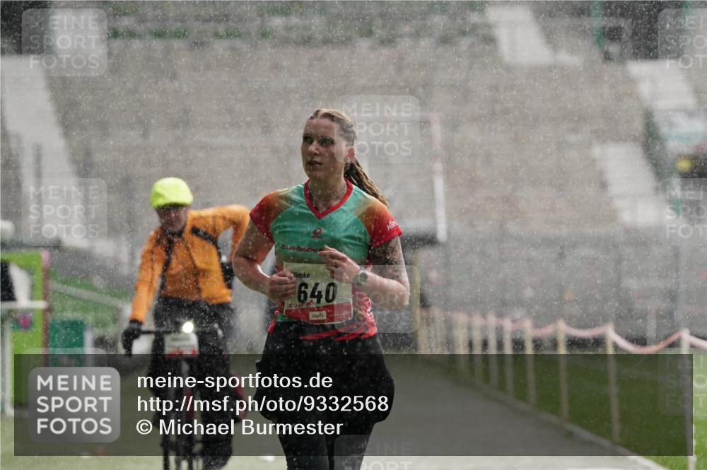 05.10.2025 - 20. swb-Marathon Bremen Michael Burmester http://msf.ph/oto/9332568 05.10.2025 14:57:09 Laufen im Stadion  meine-sportfotos.de