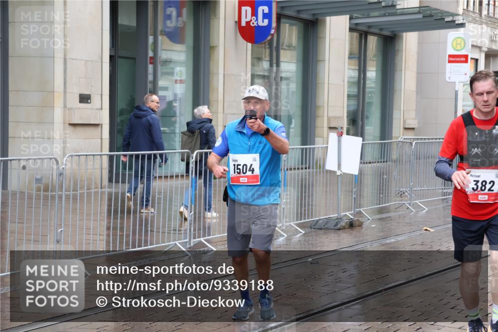05.10.2025 - 20. swb-Marathon Bremen Strokosch-Dieckow http://msf.ph/oto/9339188 05.10.2025 15:04:42 Ziel 67, 382, 394, 6350 meine-sportfotos.de