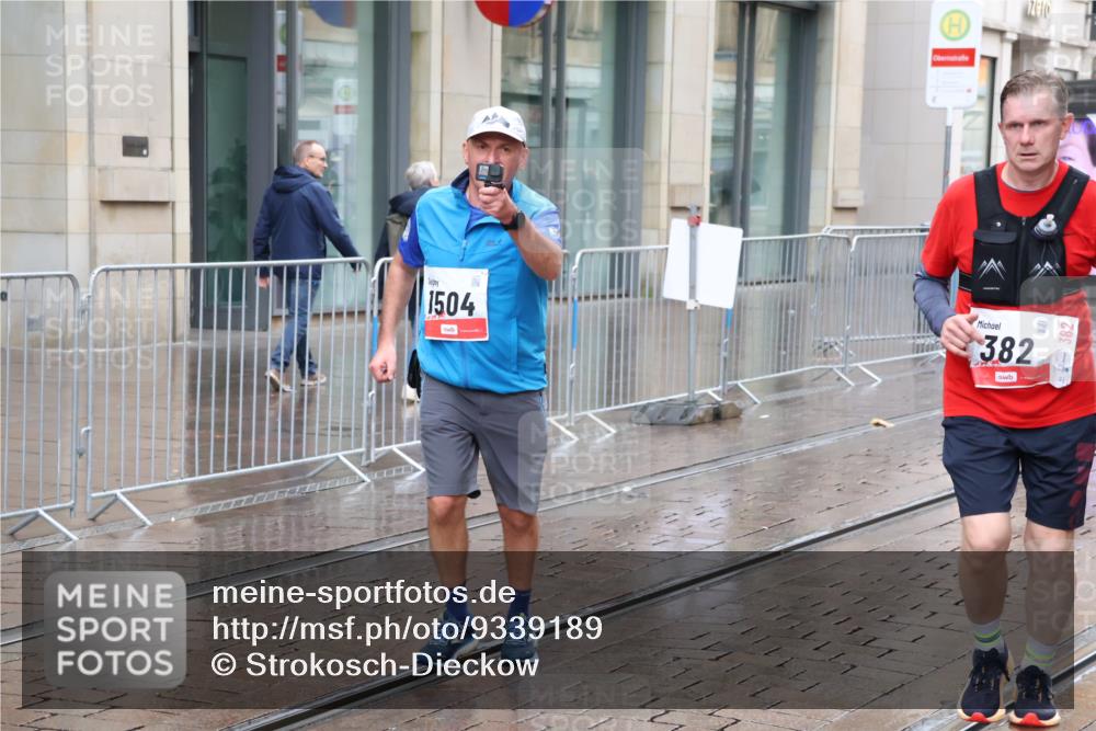 05.10.2025 - 20. swb-Marathon Bremen Strokosch-Dieckow http://msf.ph/oto/9339189 05.10.2025 15:04:43 Ziel 67, 382, 394, 6350 meine-sportfotos.de
