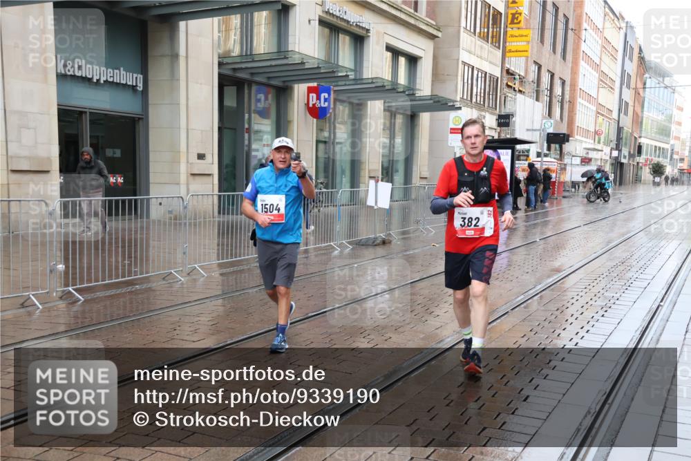 05.10.2025 - 20. swb-Marathon Bremen Strokosch-Dieckow http://msf.ph/oto/9339190 05.10.2025 15:04:43 Ziel 67, 382, 394, 6350 meine-sportfotos.de