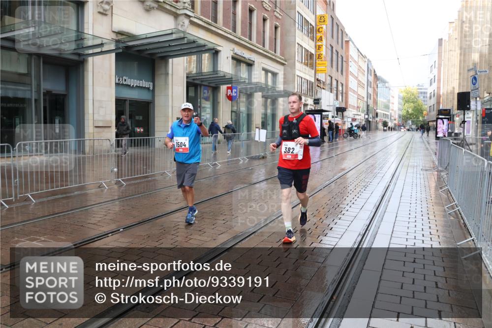 05.10.2025 - 20. swb-Marathon Bremen Strokosch-Dieckow http://msf.ph/oto/9339191 05.10.2025 15:04:44 Ziel 67, 382, 394, 6350 meine-sportfotos.de