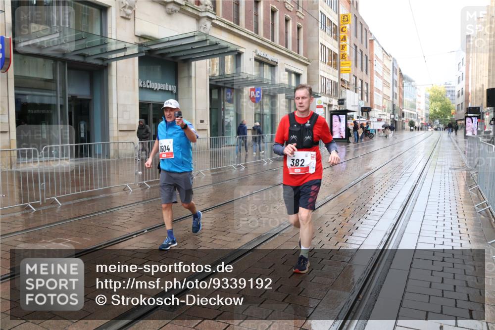 05.10.2025 - 20. swb-Marathon Bremen Strokosch-Dieckow http://msf.ph/oto/9339192 05.10.2025 15:04:44 Ziel 67, 382, 394, 6350 meine-sportfotos.de