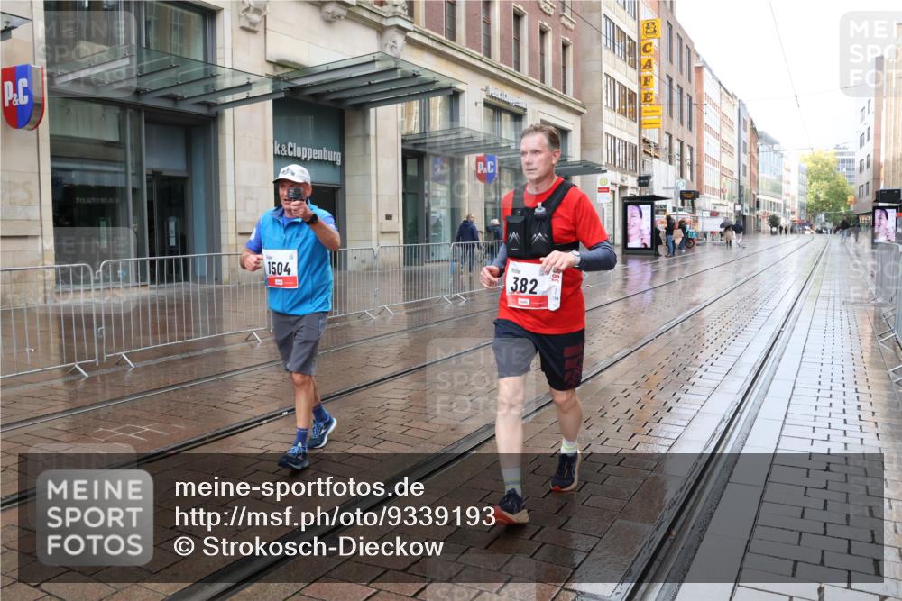 05.10.2025 - 20. swb-Marathon Bremen Strokosch-Dieckow http://msf.ph/oto/9339193 05.10.2025 15:04:45 Ziel 67, 382, 394, 6350 meine-sportfotos.de