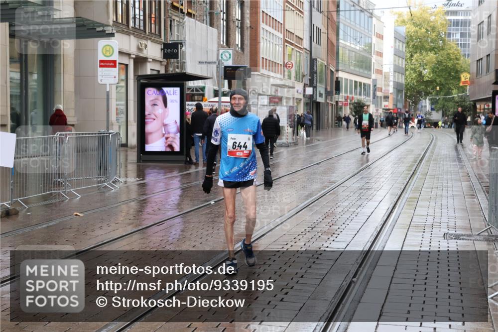 05.10.2025 - 20. swb-Marathon Bremen Strokosch-Dieckow http://msf.ph/oto/9339195 05.10.2025 15:06:21 Ziel 8274 meine-sportfotos.de