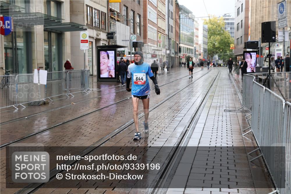 05.10.2025 - 20. swb-Marathon Bremen Strokosch-Dieckow http://msf.ph/oto/9339196 05.10.2025 15:06:22 Ziel 8274 meine-sportfotos.de