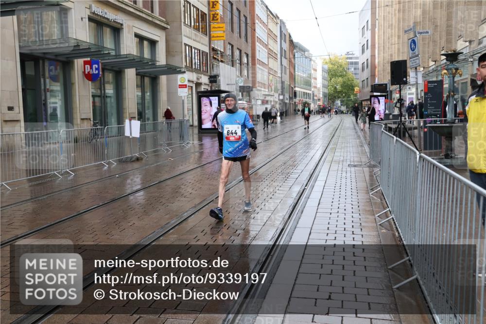 05.10.2025 - 20. swb-Marathon Bremen Strokosch-Dieckow http://msf.ph/oto/9339197 05.10.2025 15:06:23 Ziel 8274 meine-sportfotos.de