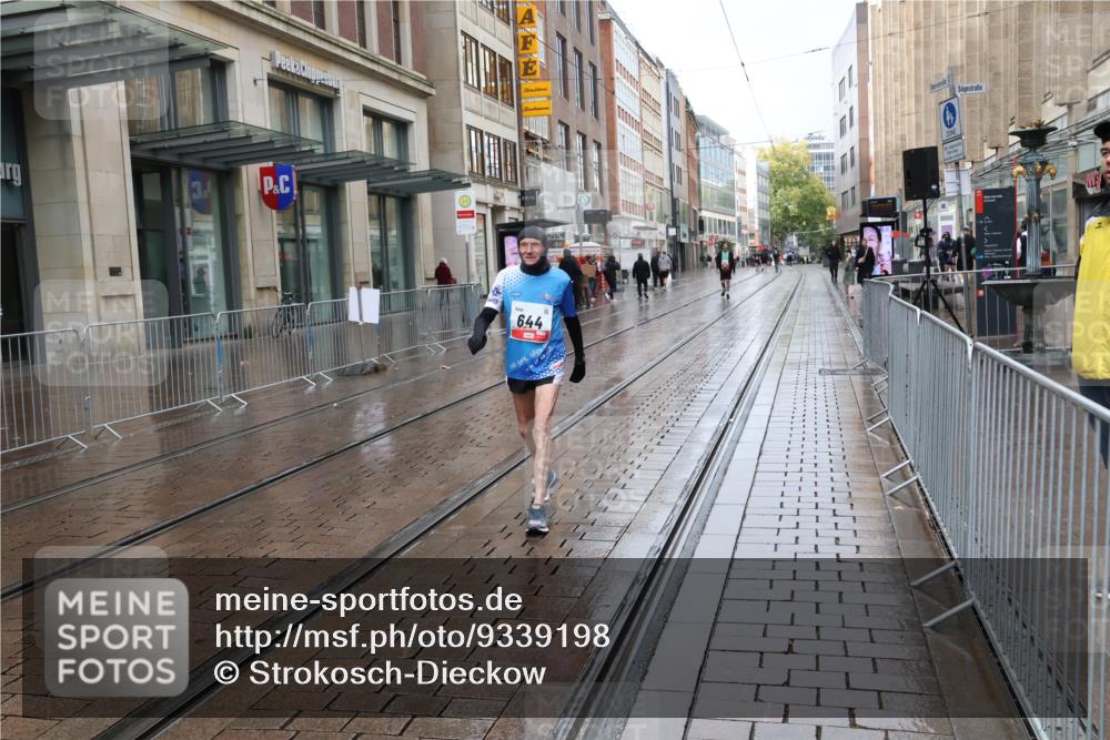05.10.2025 - 20. swb-Marathon Bremen Strokosch-Dieckow http://msf.ph/oto/9339198 05.10.2025 15:06:23 Ziel 8274 meine-sportfotos.de