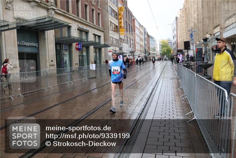 05.10.2025 - 20. swb-Marathon Bremen Strokosch-Dieckow http://msf.ph/oto/9339199 05.10.2025 15:06:24 Ziel 8274 meine-sportfotos.de