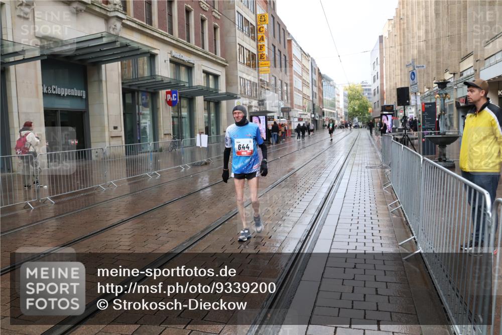 05.10.2025 - 20. swb-Marathon Bremen Strokosch-Dieckow http://msf.ph/oto/9339200 05.10.2025 15:06:24 Ziel 8274 meine-sportfotos.de