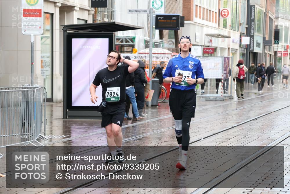 05.10.2025 - 20. swb-Marathon Bremen Strokosch-Dieckow http://msf.ph/oto/9339205 05.10.2025 15:06:56 Ziel 643, 644 meine-sportfotos.de