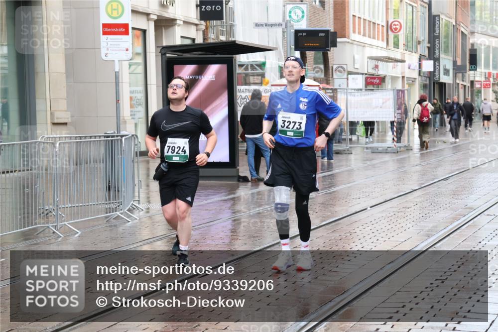 05.10.2025 - 20. swb-Marathon Bremen Strokosch-Dieckow http://msf.ph/oto/9339206 05.10.2025 15:06:57 Ziel 643, 644 meine-sportfotos.de