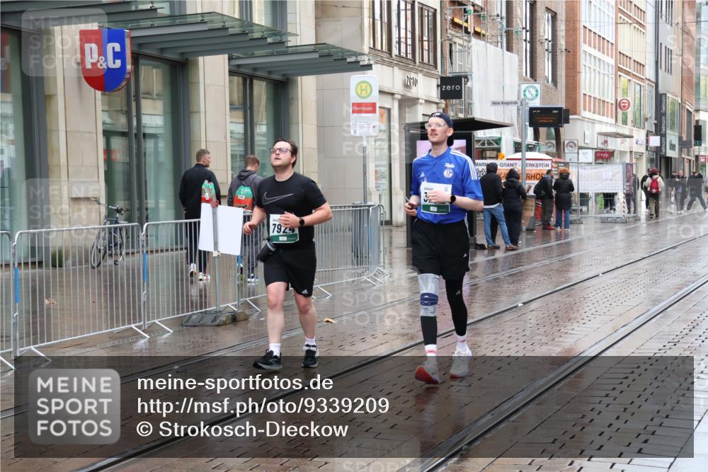 05.10.2025 - 20. swb-Marathon Bremen Strokosch-Dieckow http://msf.ph/oto/9339209 05.10.2025 15:06:59 Ziel 643 meine-sportfotos.de