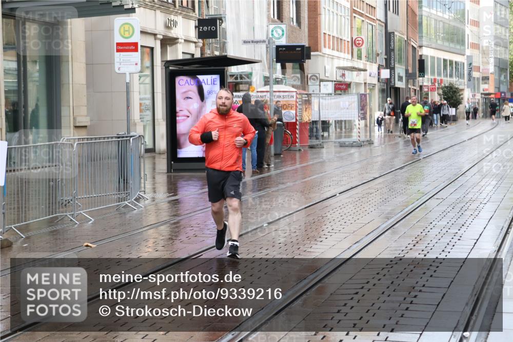 05.10.2025 - 20. swb-Marathon Bremen Strokosch-Dieckow http://msf.ph/oto/9339216 05.10.2025 15:07:39 Ziel 549 meine-sportfotos.de