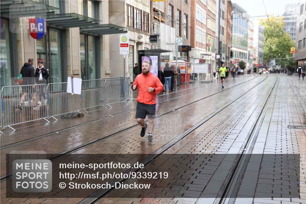 05.10.2025 - 20. swb-Marathon Bremen Strokosch-Dieckow http://msf.ph/oto/9339219 05.10.2025 15:07:40 Ziel 549 meine-sportfotos.de