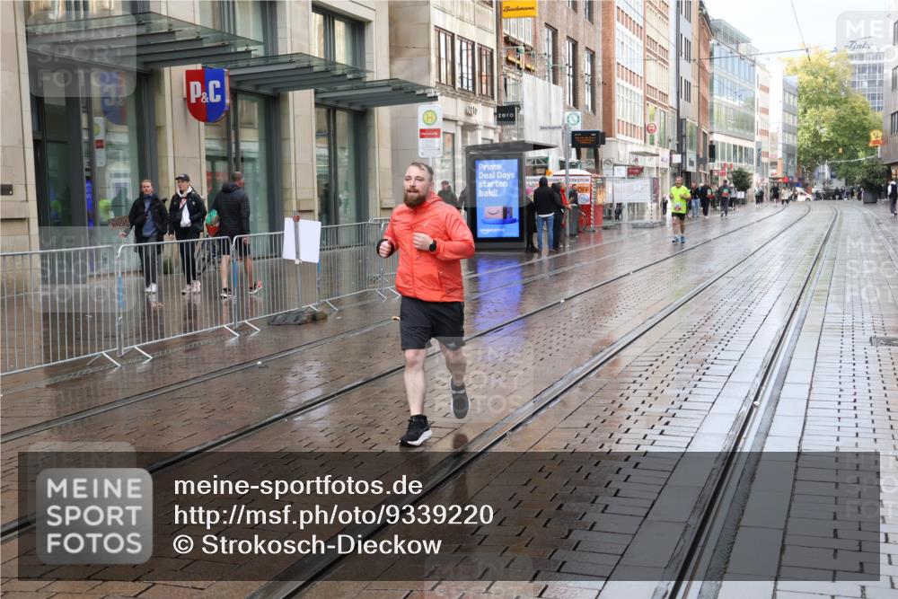 05.10.2025 - 20. swb-Marathon Bremen Strokosch-Dieckow http://msf.ph/oto/9339220 05.10.2025 15:07:41 Ziel 549 meine-sportfotos.de