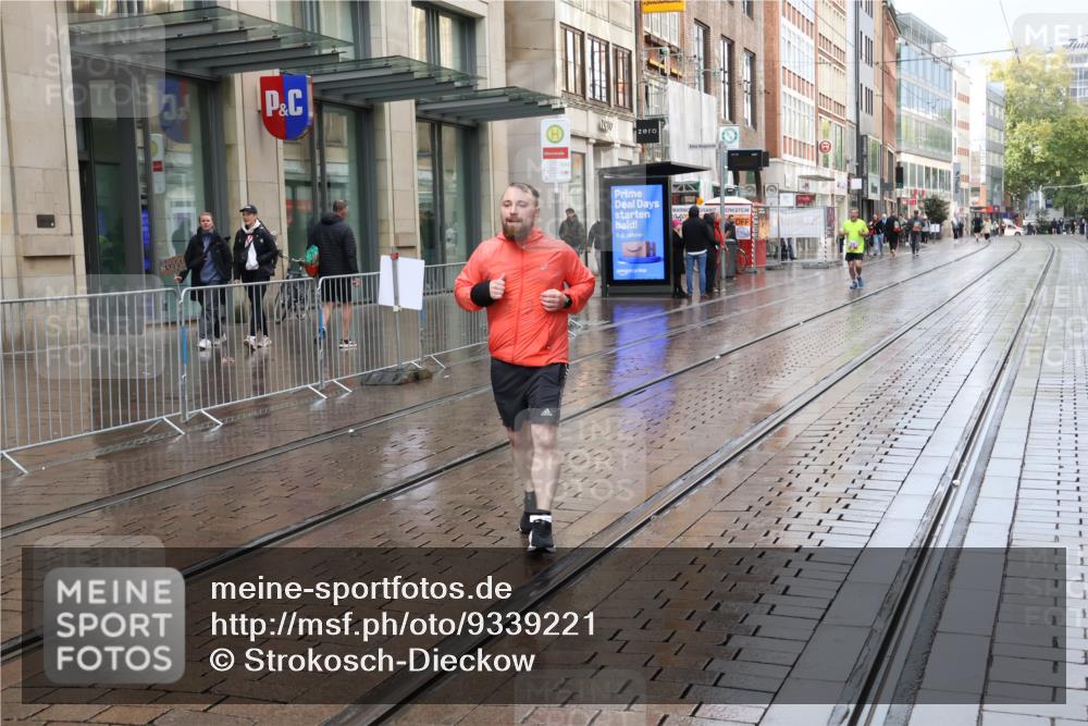 05.10.2025 - 20. swb-Marathon Bremen Strokosch-Dieckow http://msf.ph/oto/9339221 05.10.2025 15:07:41 Ziel 549 meine-sportfotos.de