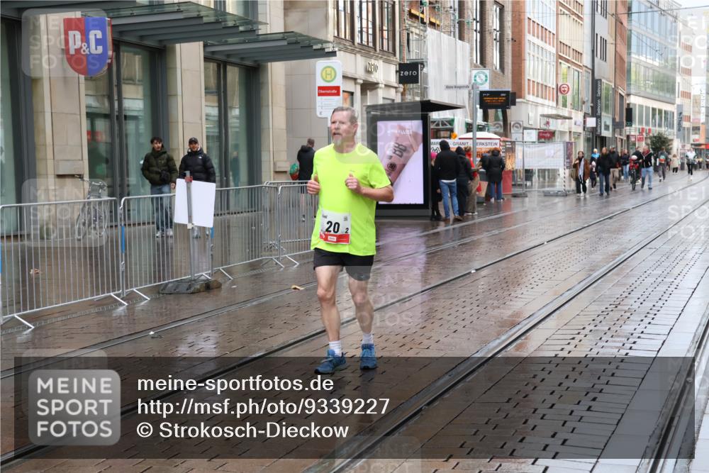 05.10.2025 - 20. swb-Marathon Bremen Strokosch-Dieckow http://msf.ph/oto/9339227 05.10.2025 15:07:51 Ziel 22, 549 meine-sportfotos.de