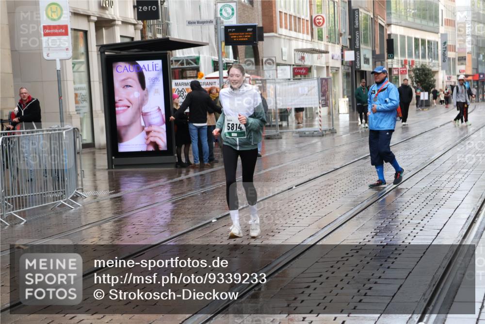 05.10.2025 - 20. swb-Marathon Bremen Strokosch-Dieckow http://msf.ph/oto/9339233 05.10.2025 15:08:20 Ziel  meine-sportfotos.de