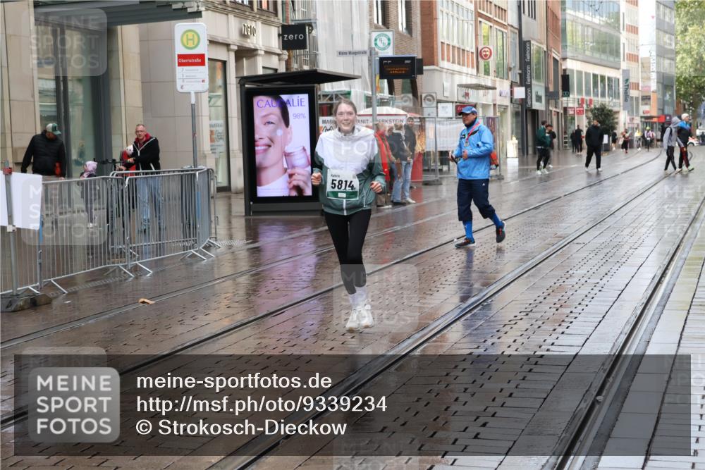 05.10.2025 - 20. swb-Marathon Bremen Strokosch-Dieckow http://msf.ph/oto/9339234 05.10.2025 15:08:21 Ziel  meine-sportfotos.de