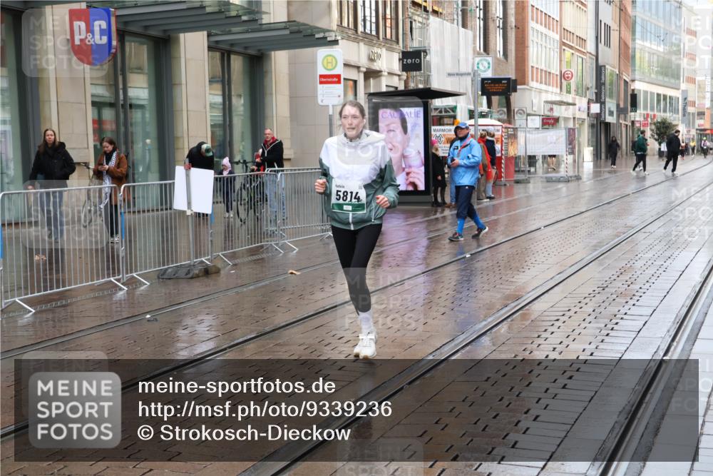 05.10.2025 - 20. swb-Marathon Bremen Strokosch-Dieckow http://msf.ph/oto/9339236 05.10.2025 15:08:23 Ziel 5814 meine-sportfotos.de