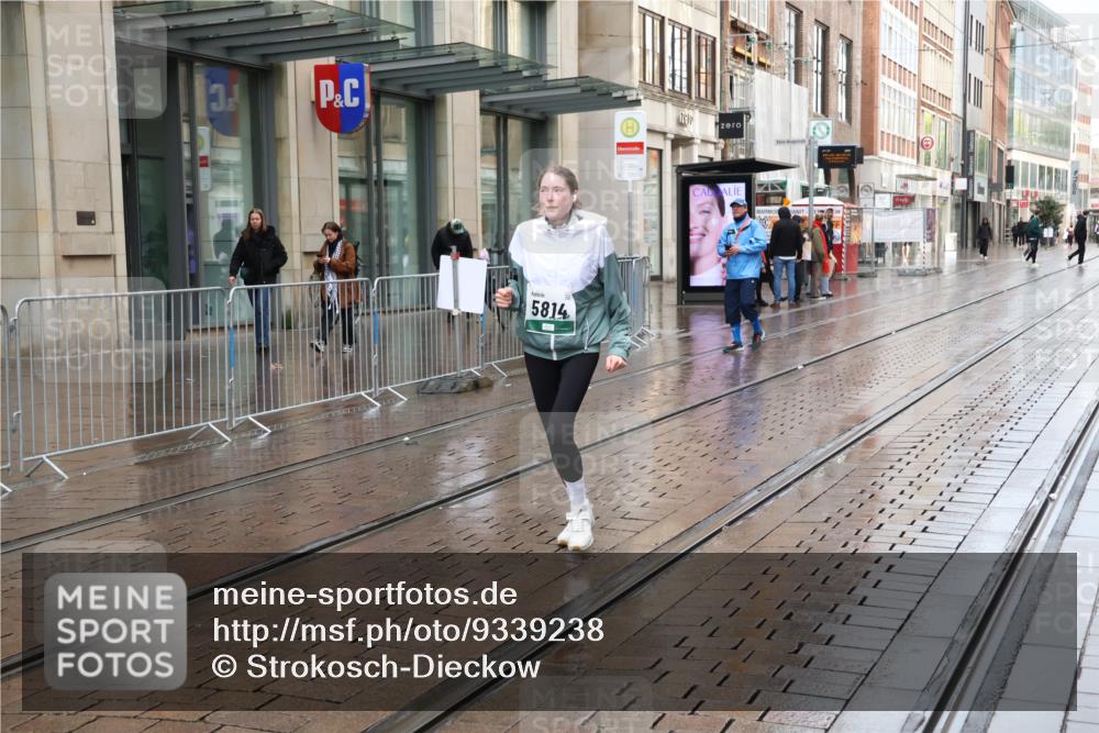 05.10.2025 - 20. swb-Marathon Bremen Strokosch-Dieckow http://msf.ph/oto/9339238 05.10.2025 15:08:23 Ziel 5814 meine-sportfotos.de