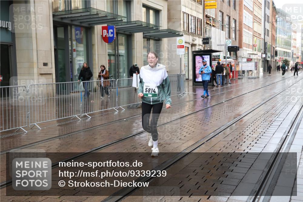 05.10.2025 - 20. swb-Marathon Bremen Strokosch-Dieckow http://msf.ph/oto/9339239 05.10.2025 15:08:24 Ziel 5814 meine-sportfotos.de