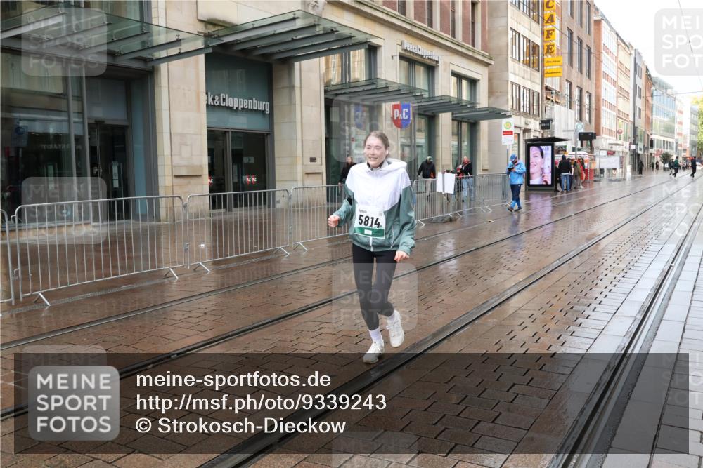 05.10.2025 - 20. swb-Marathon Bremen Strokosch-Dieckow http://msf.ph/oto/9339243 05.10.2025 15:08:25 Ziel 5814 meine-sportfotos.de