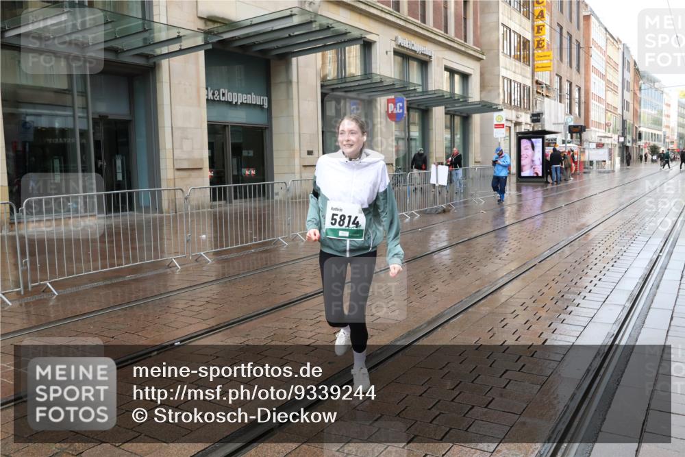 05.10.2025 - 20. swb-Marathon Bremen Strokosch-Dieckow http://msf.ph/oto/9339244 05.10.2025 15:08:25 Ziel 5814 meine-sportfotos.de