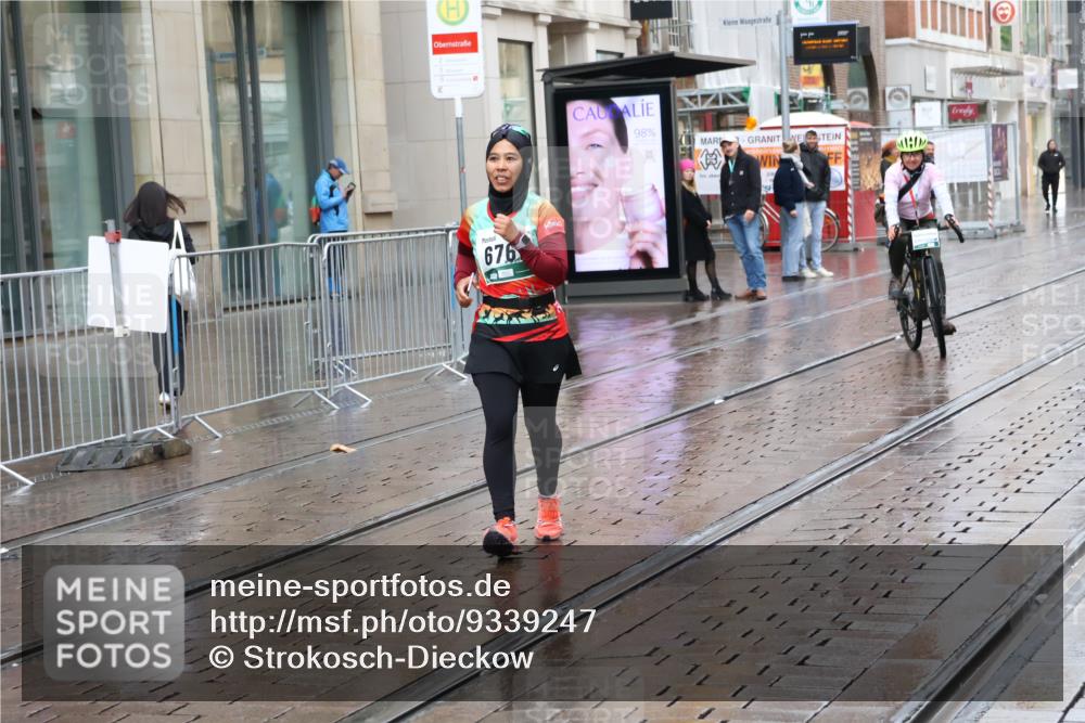 05.10.2025 - 20. swb-Marathon Bremen Strokosch-Dieckow http://msf.ph/oto/9339247 05.10.2025 15:09:19 Ziel  meine-sportfotos.de