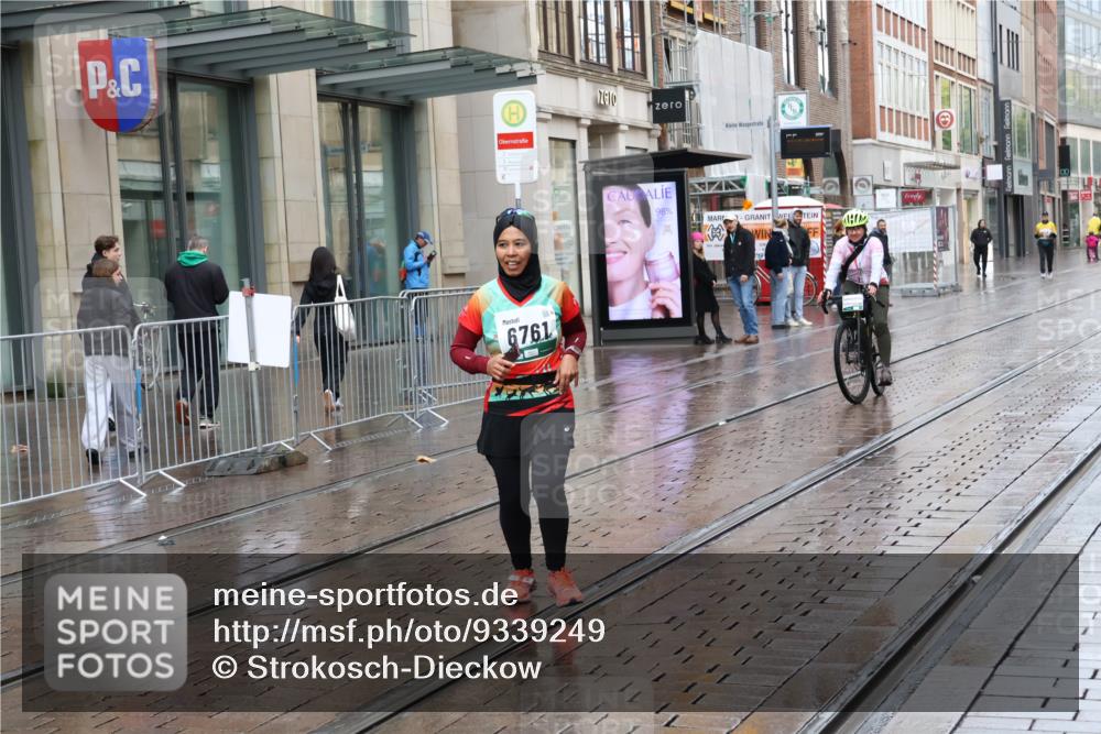 05.10.2025 - 20. swb-Marathon Bremen Strokosch-Dieckow http://msf.ph/oto/9339249 05.10.2025 15:09:20 Ziel  meine-sportfotos.de