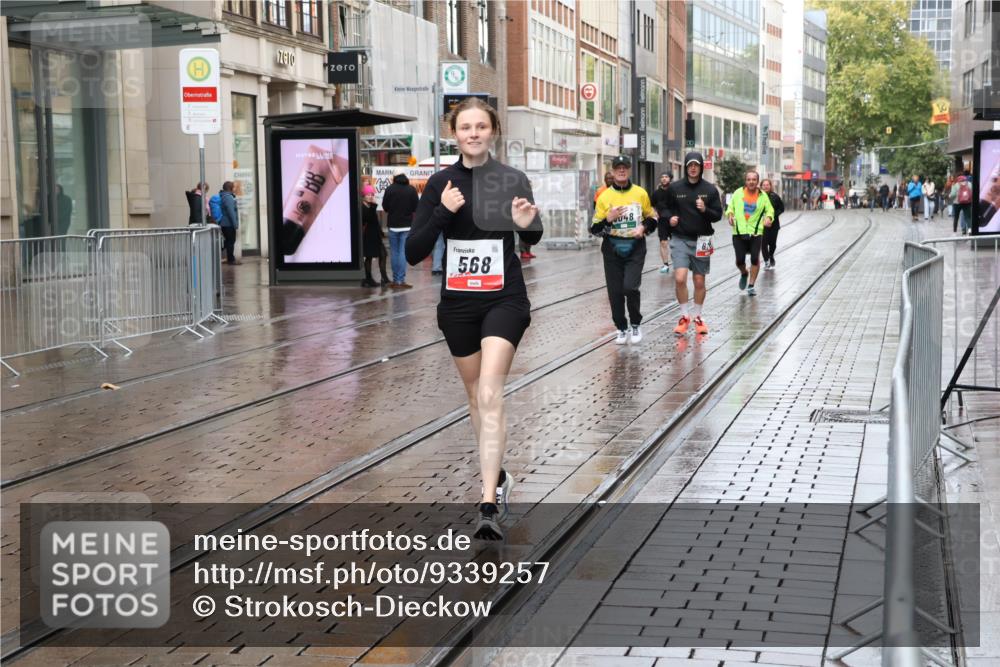 05.10.2025 - 20. swb-Marathon Bremen Strokosch-Dieckow http://msf.ph/oto/9339257 05.10.2025 15:09:51 Ziel 430, 568, 878, 6761 meine-sportfotos.de