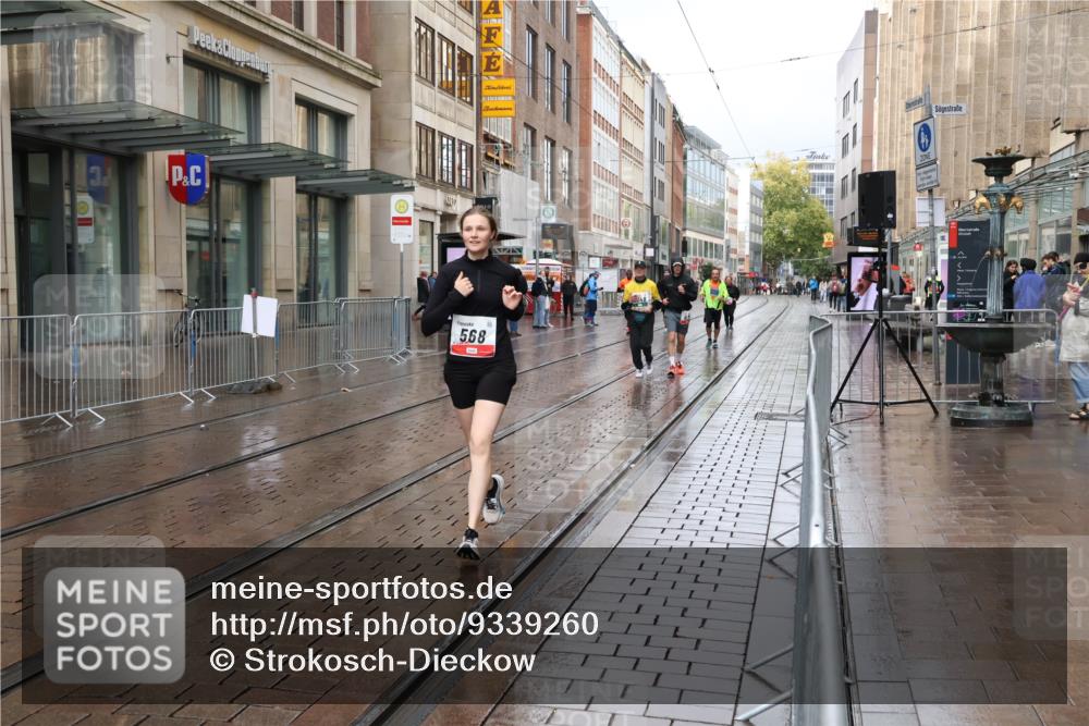 05.10.2025 - 20. swb-Marathon Bremen Strokosch-Dieckow http://msf.ph/oto/9339260 05.10.2025 15:09:51 Ziel 430, 568, 878, 6761 meine-sportfotos.de