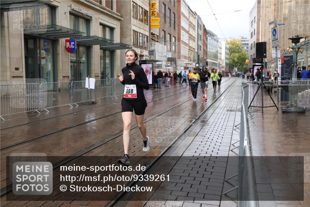 05.10.2025 - 20. swb-Marathon Bremen Strokosch-Dieckow http://msf.ph/oto/9339261 05.10.2025 15:09:52 Ziel 430, 568, 878, 6761 meine-sportfotos.de